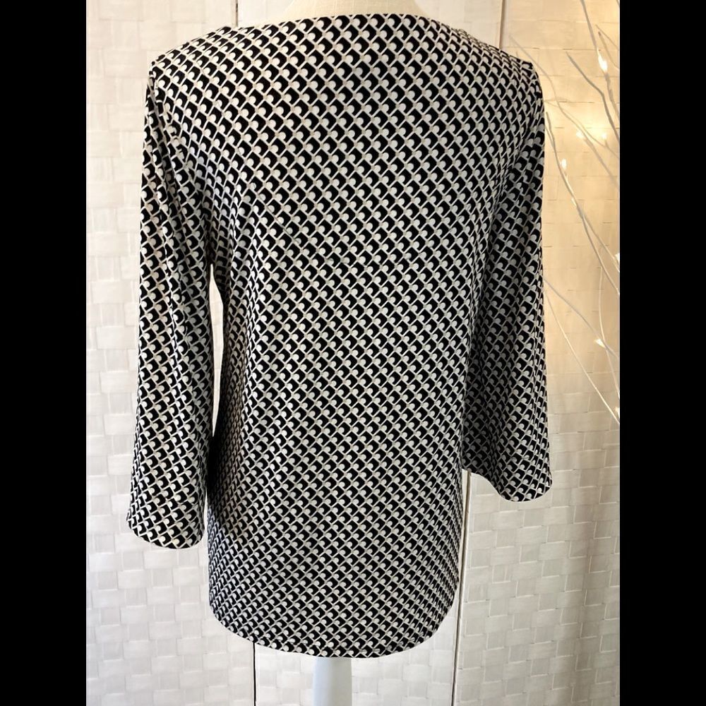 Chico’s Black white tan Top Small - Picture 7 of 7
